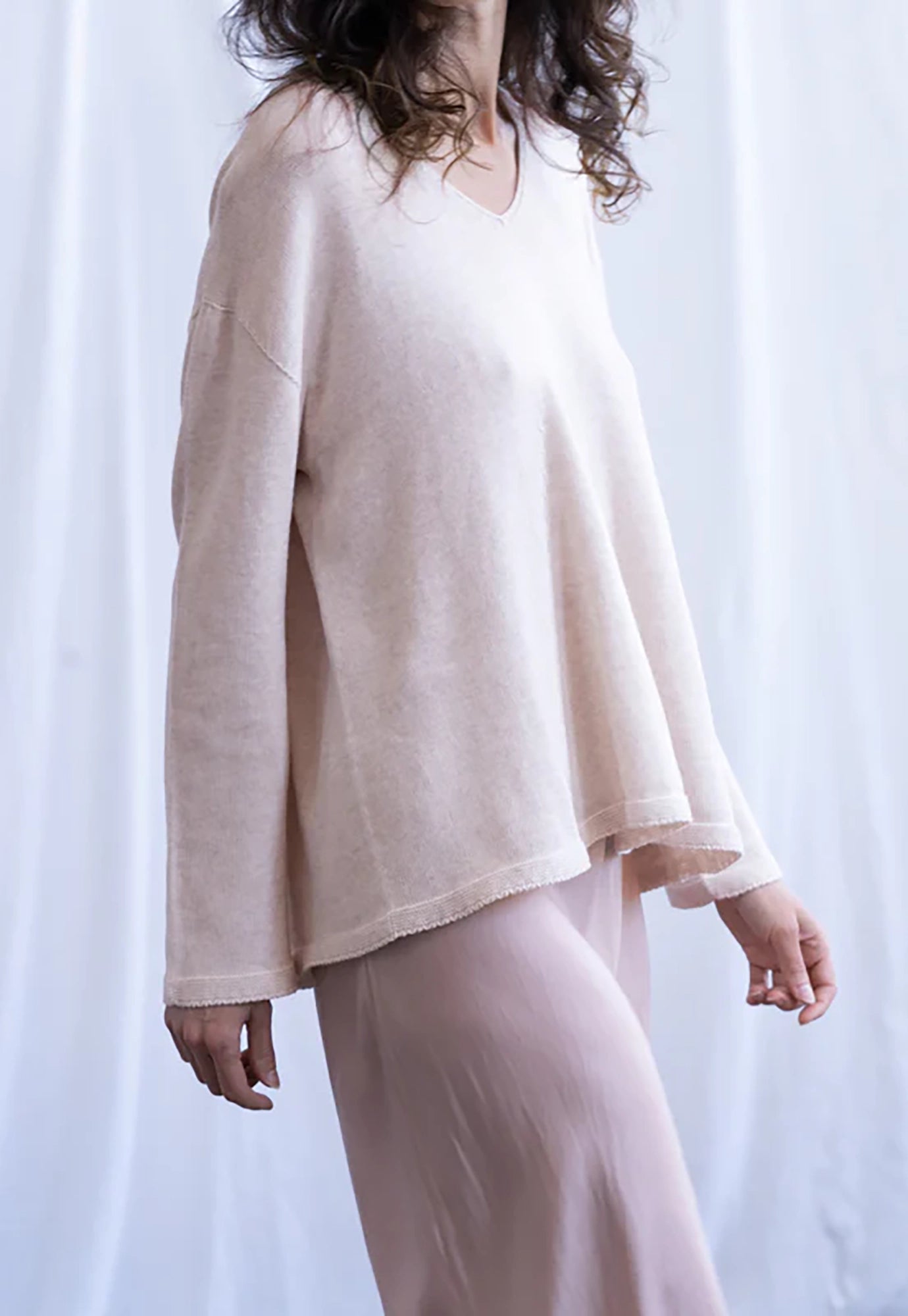 luna gallery - merino swing v neck jumper - rosewater