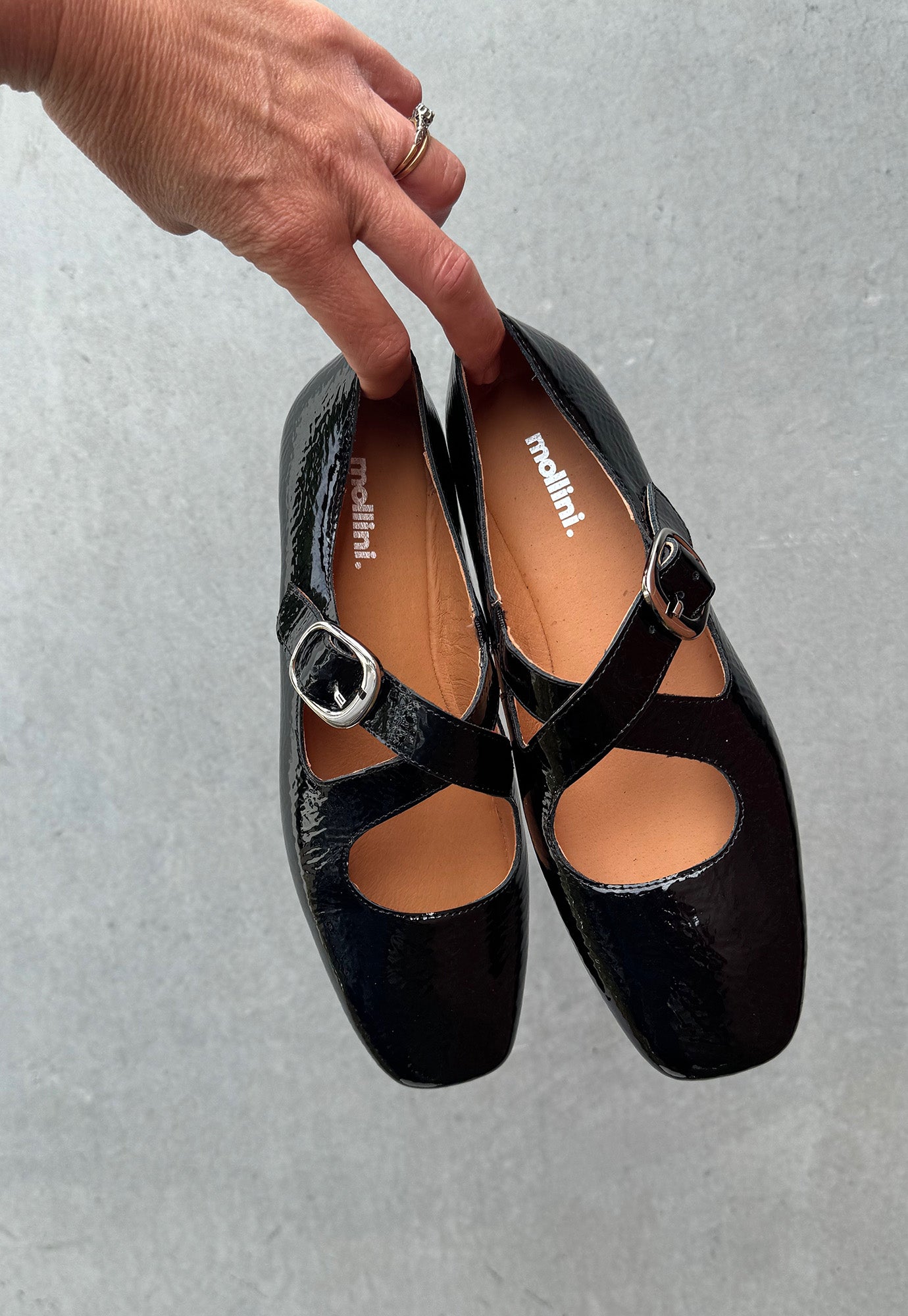 mollini - nowa - black crinkle patent